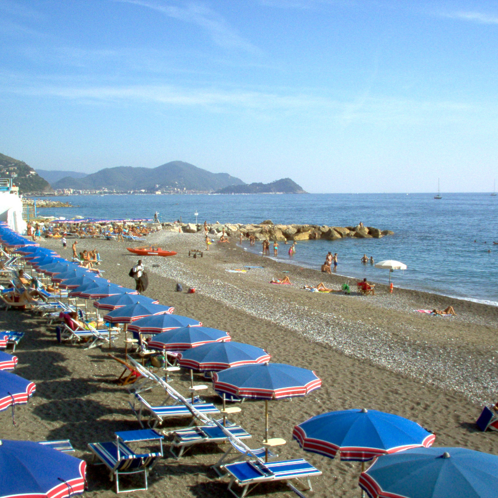 Золотой пляж на курорте Сан Бартоломео Аль Маре, Италия