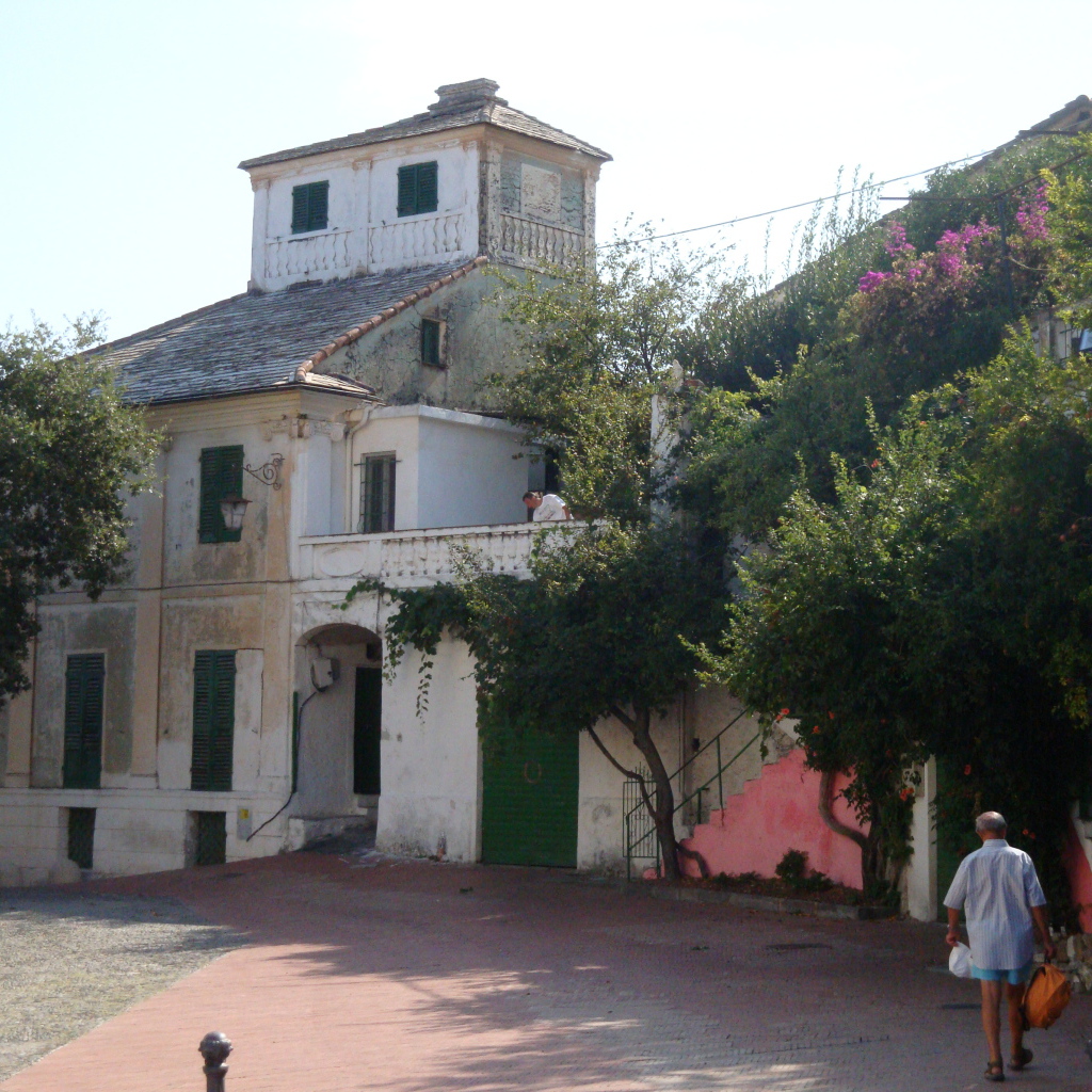 Старинное здание на курорте Сан Бартоломео Аль Маре, Италия