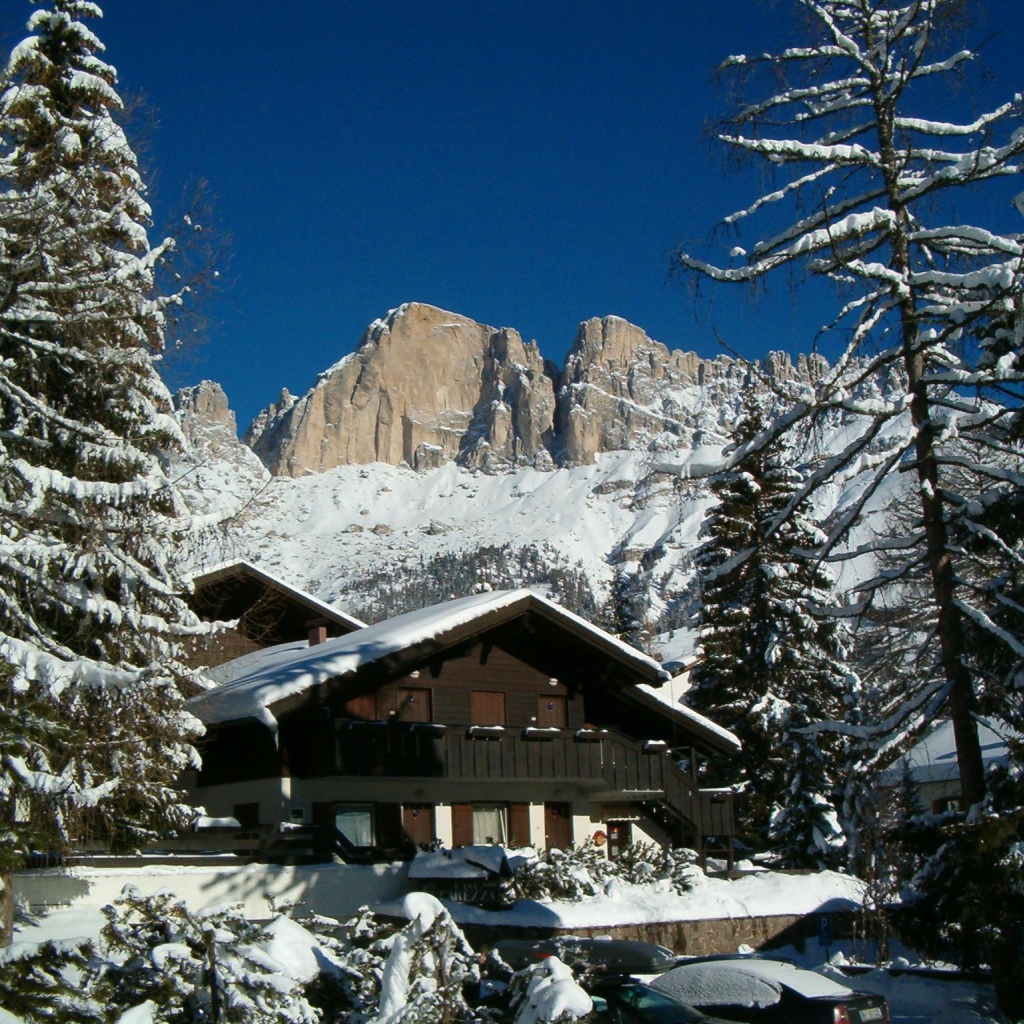 Гостиница среди сосен на горнолыжном курорте Валь-Ди-Фасса, Италия
