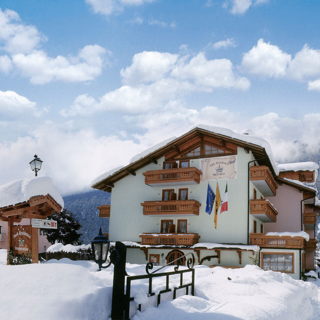 Гостиница на горнолыжном курорте Мадонна ди Кампильо, Италия