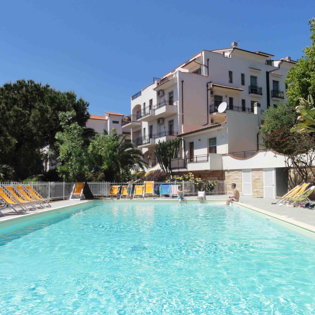 Гостиница на побережье на курорте в Пьетра Лигуре, Италия