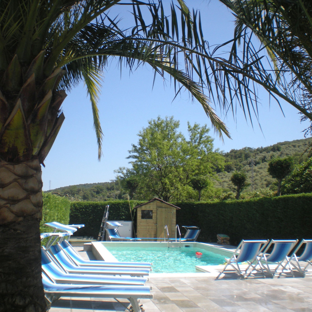 Бассейн в отеле на курорте Империя, Италия