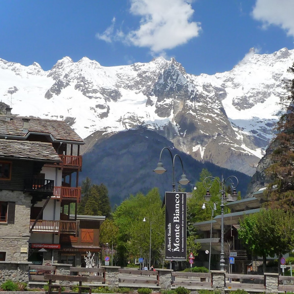 Дома на фоне гор на горнолыжном курорте Курмайор, Италия