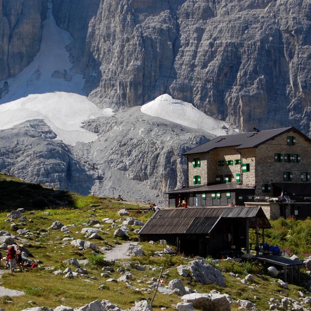 Дом на фоне гор на горнолыжном курорте Мадонна ди Кампильо, Италия