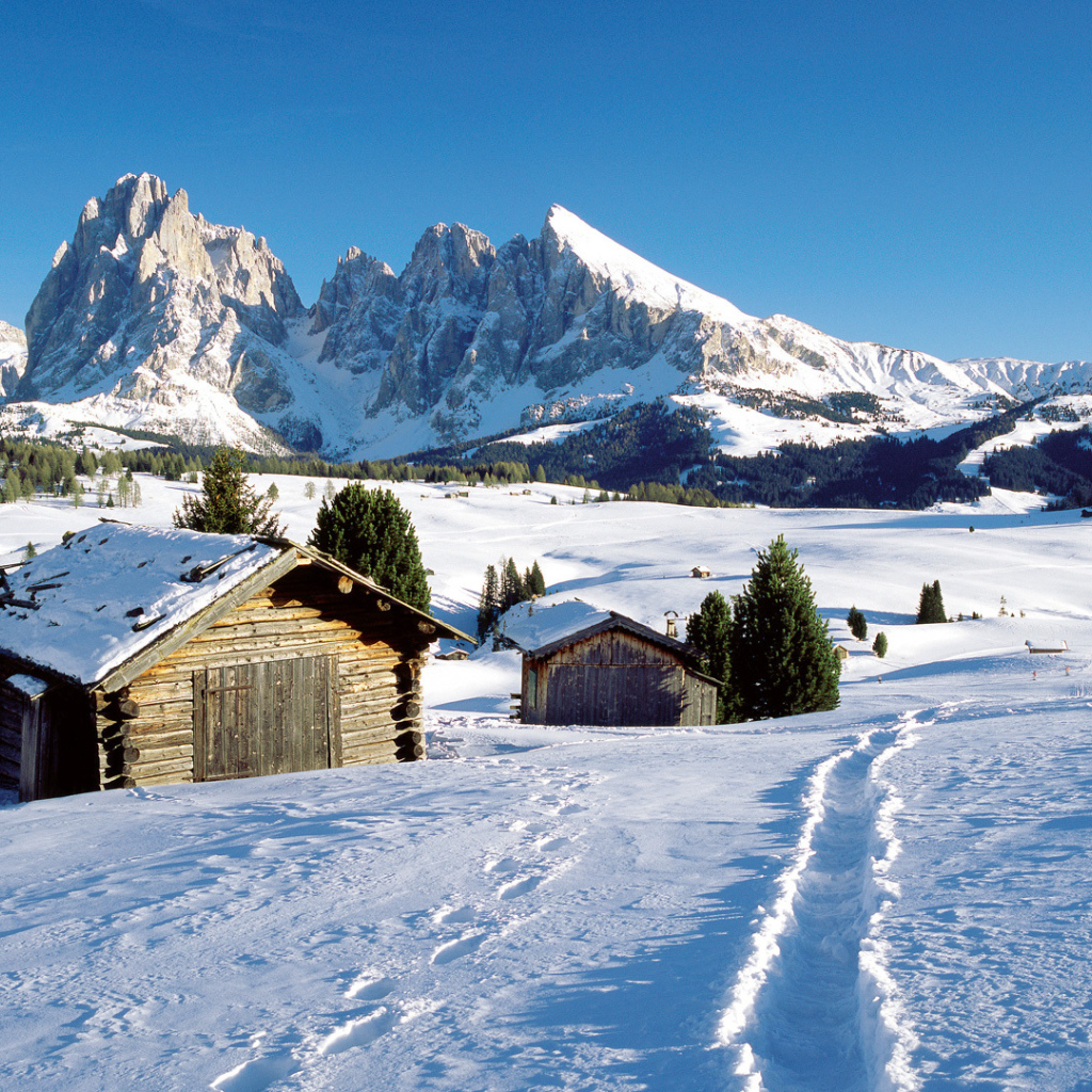Дома на фоне гор на горнолыжном курорте Валь Гардена, Италия