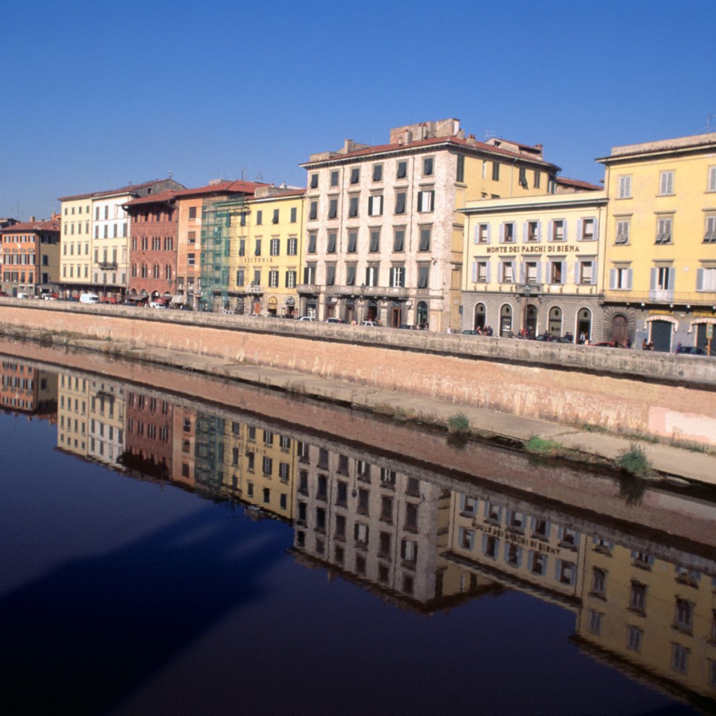 Дома на берегу канала в Пизе, Италия