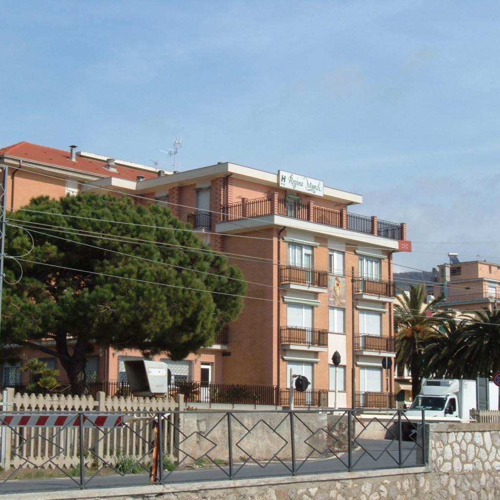 Дома на набережной на курорте в Пьетра Лигуре, Италия