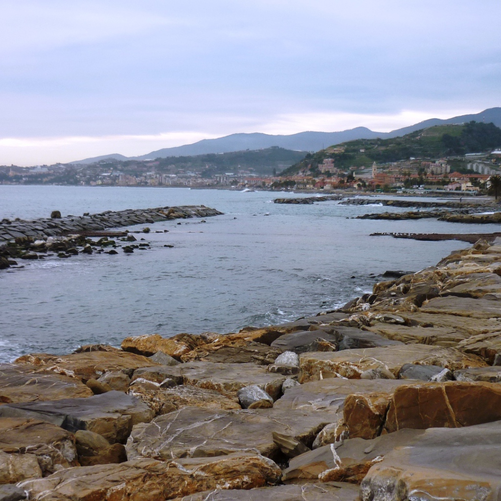 Дома на набережной в Санто Стефано аль Маре, Италия