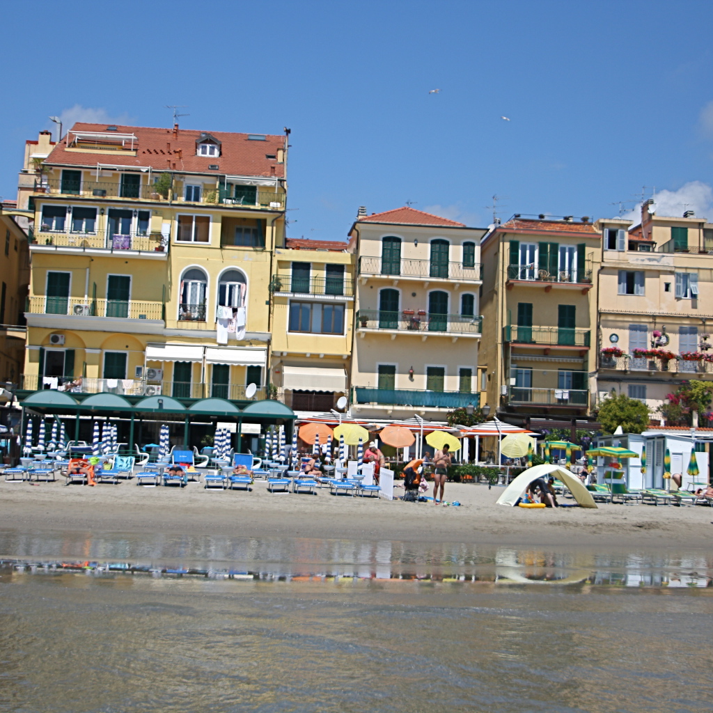 Дома на набережной на курорте Алассио, Италия