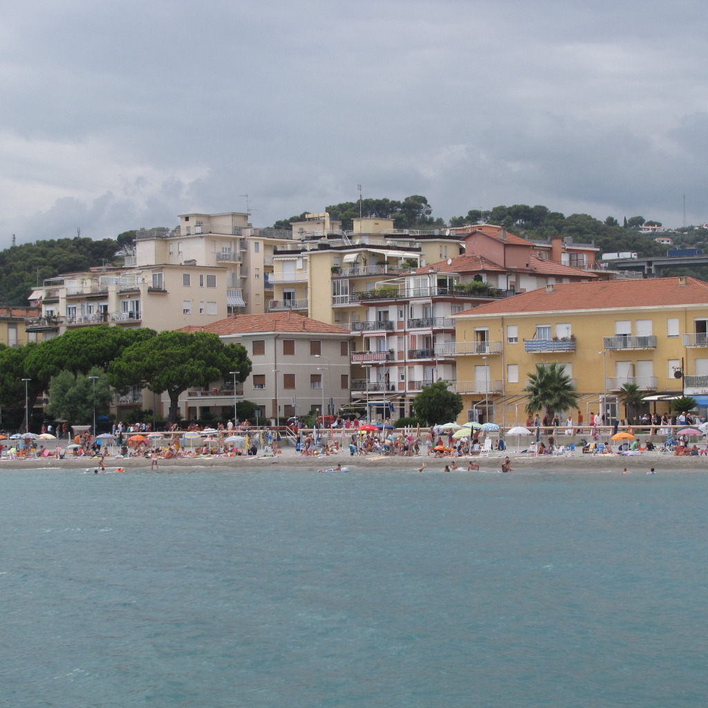 Дома на набережной на курорте Сан Бартоломео Аль Маре, Италия