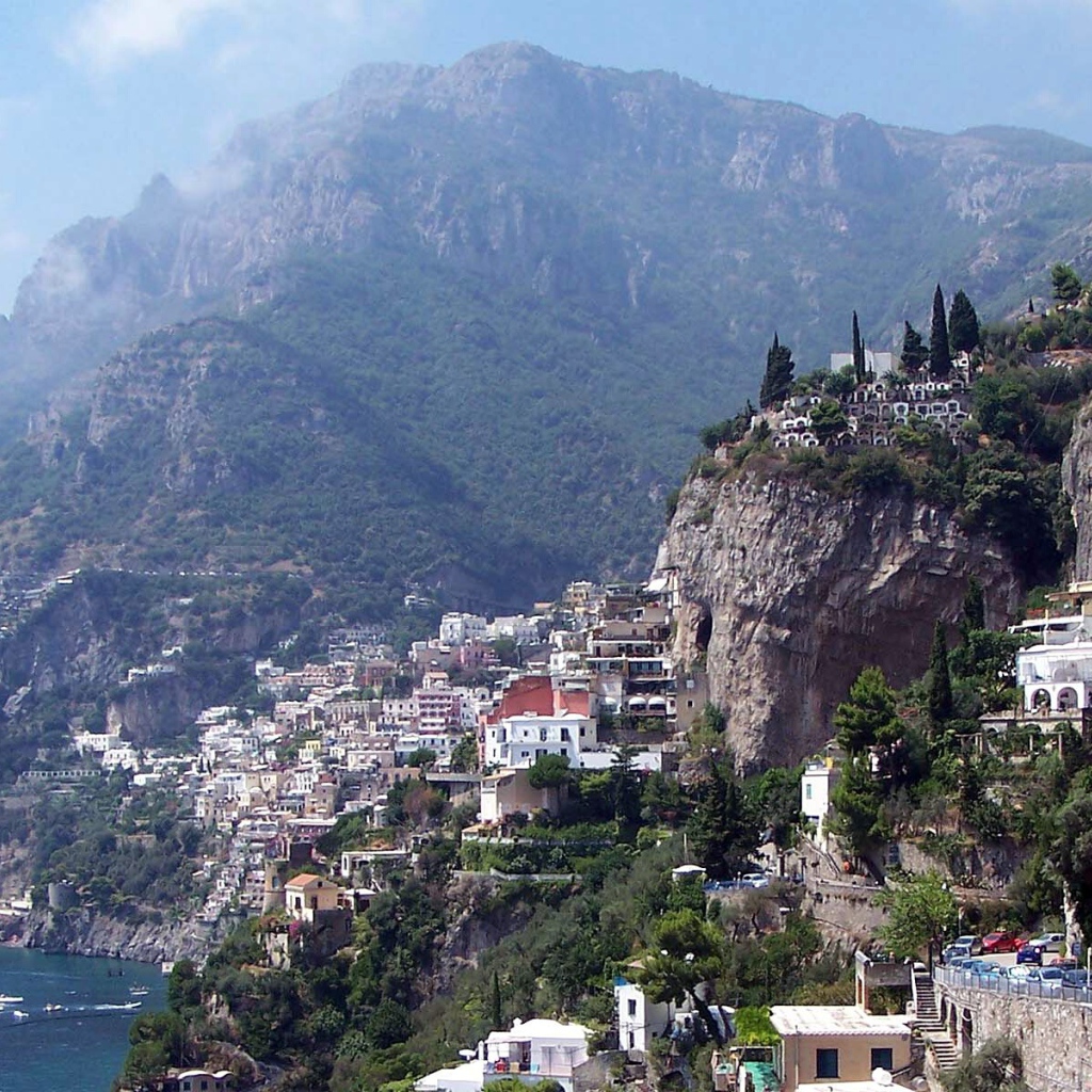 Дома на скале в Неаполе, Италия