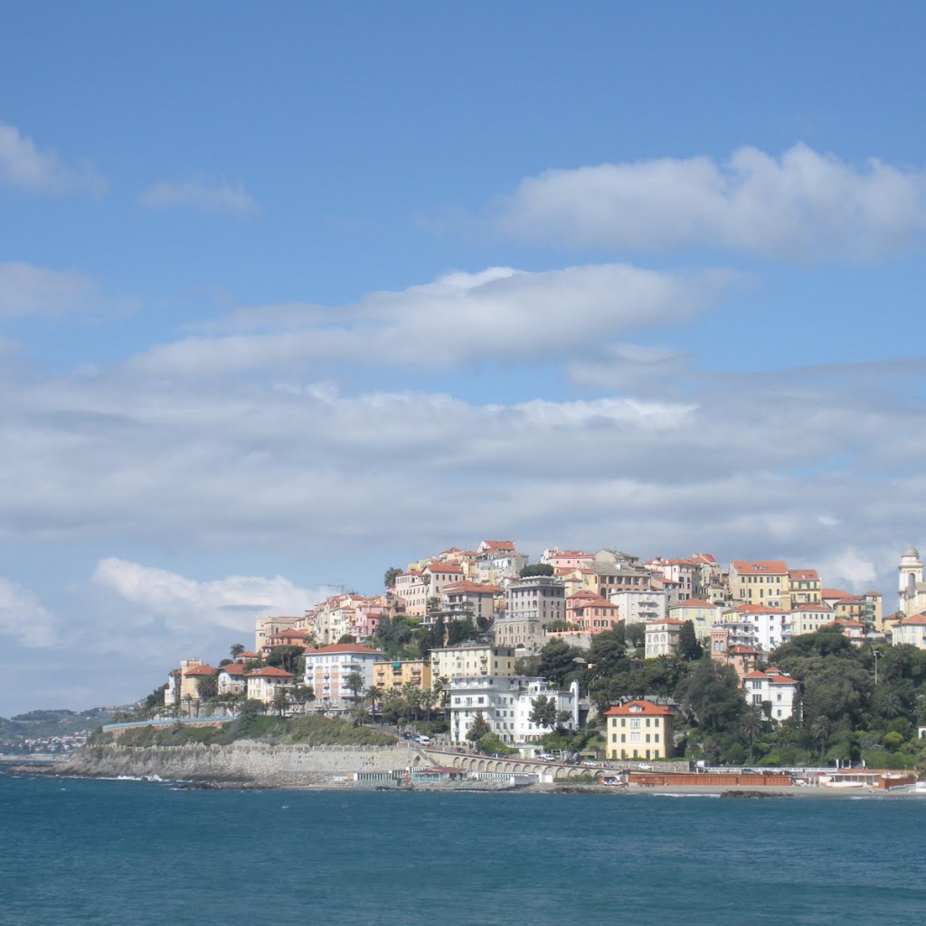 Дома на берегу моря на курорте Империя, Италия