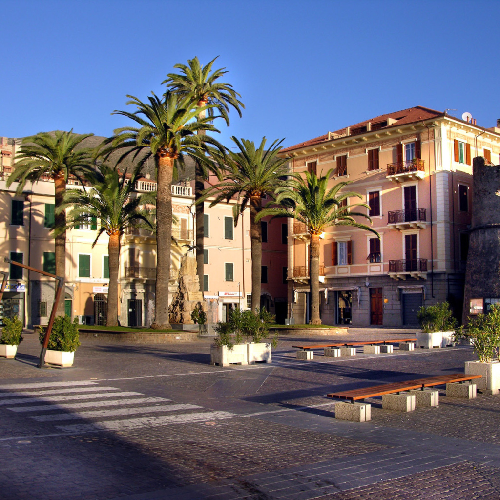 Дома на набережной на курорте Империя, Италия