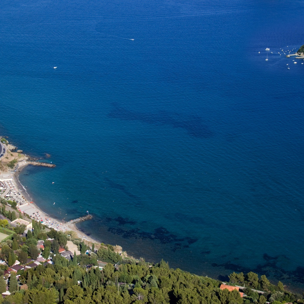 Островок у побережья на курорте Алассио, Италия