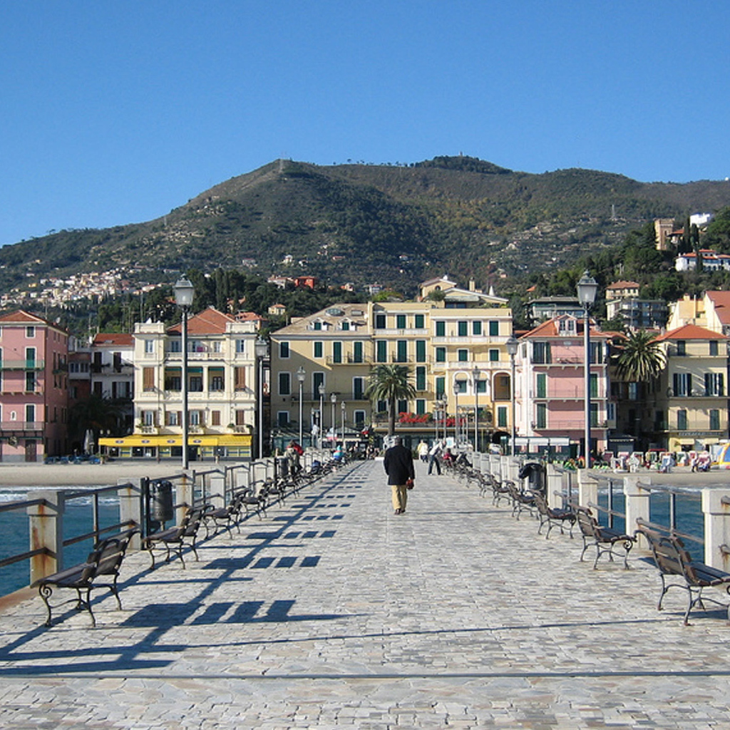 Причал на курорте Алассио, Италия