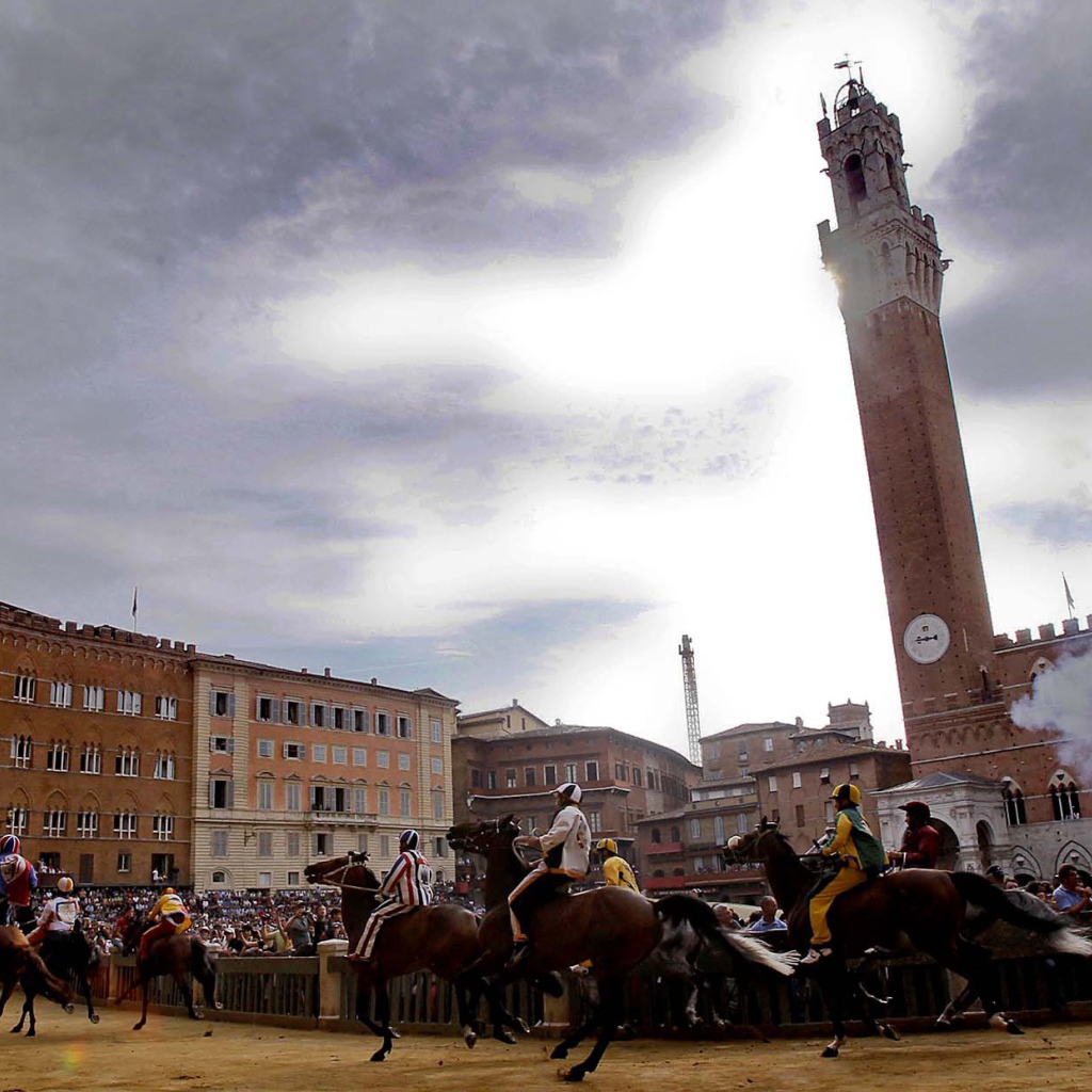 Средневековые скачки в Сиене, Италия