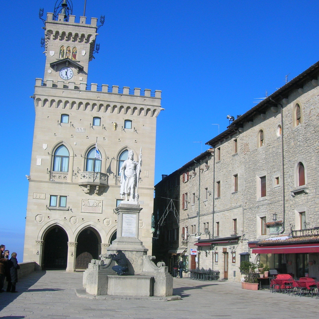 Памятник на площади в Сан Марино, Италия