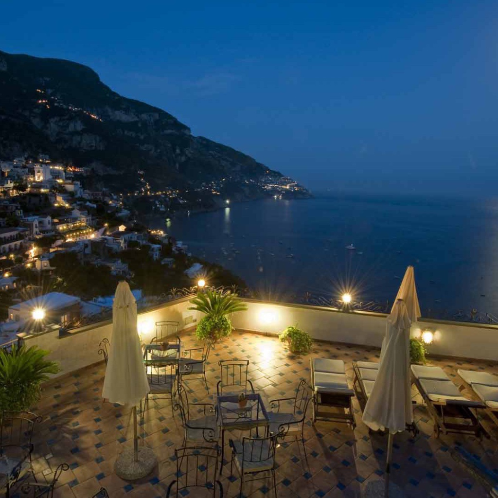 Луна над заливом на курорте Позитано, Италия