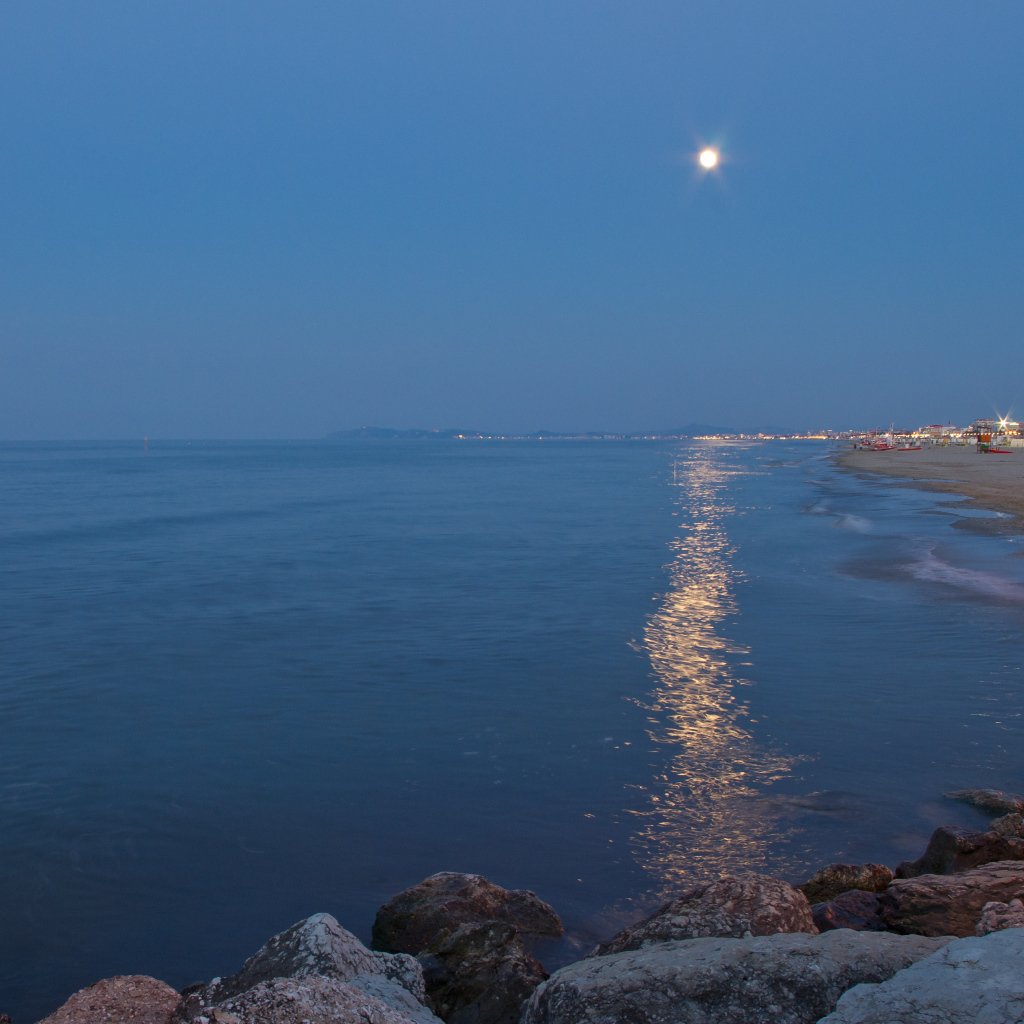 Лунная дорожка на пляже на курорте в Римини, Италия