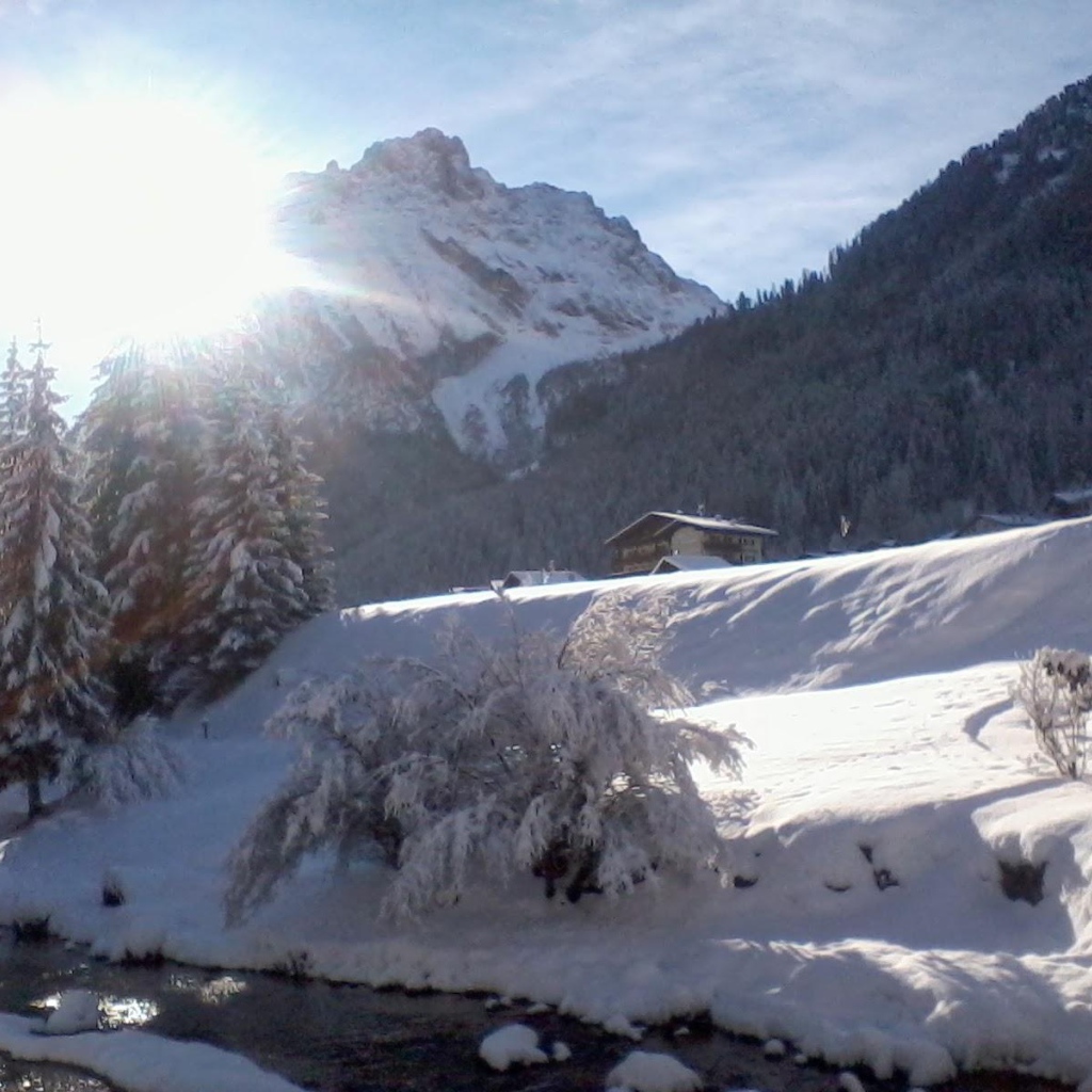 Горная река на горнолыжном курорте Валь-Ди-Фасса, Италия