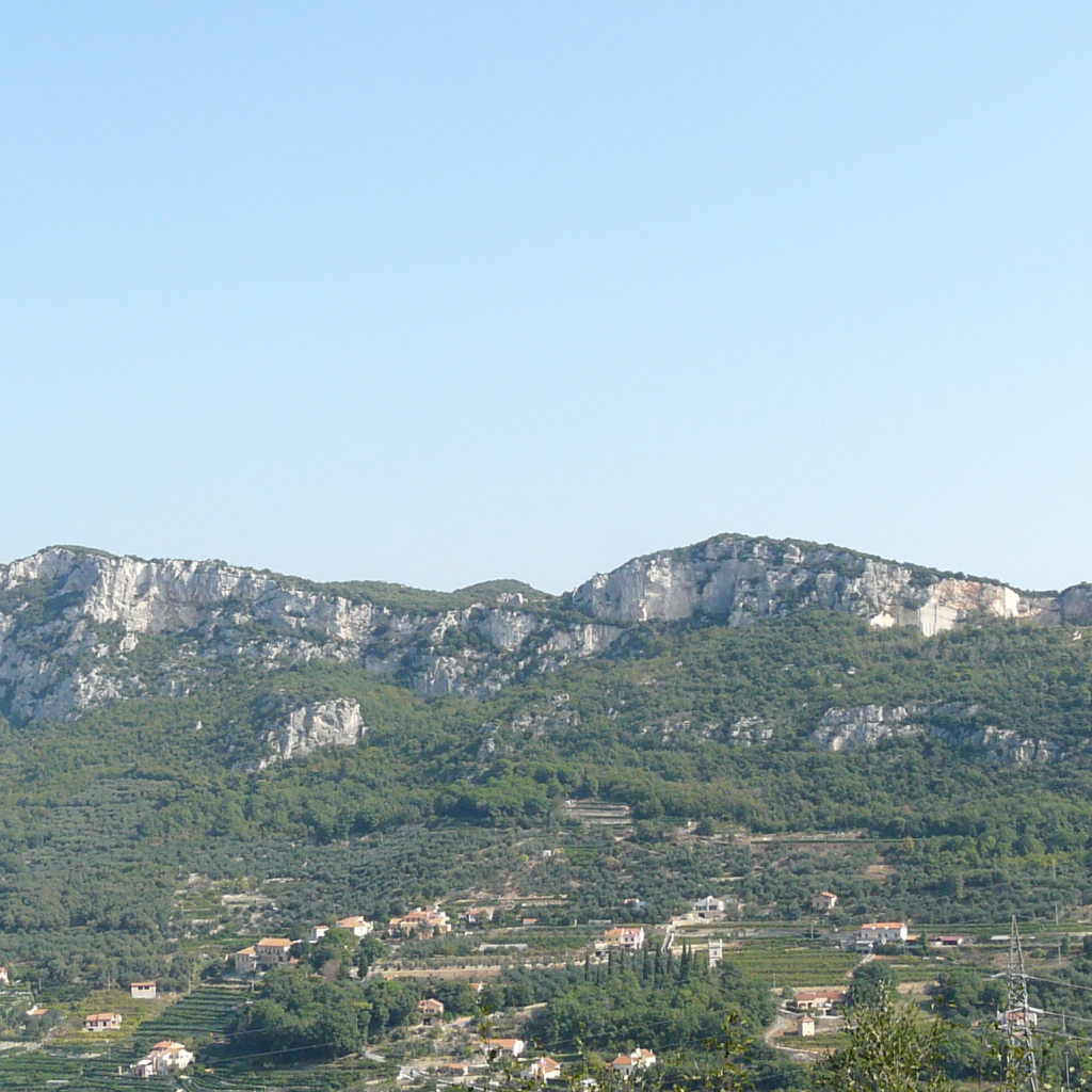 Горный пейзаж на курорте Финале Лигуре, Италия