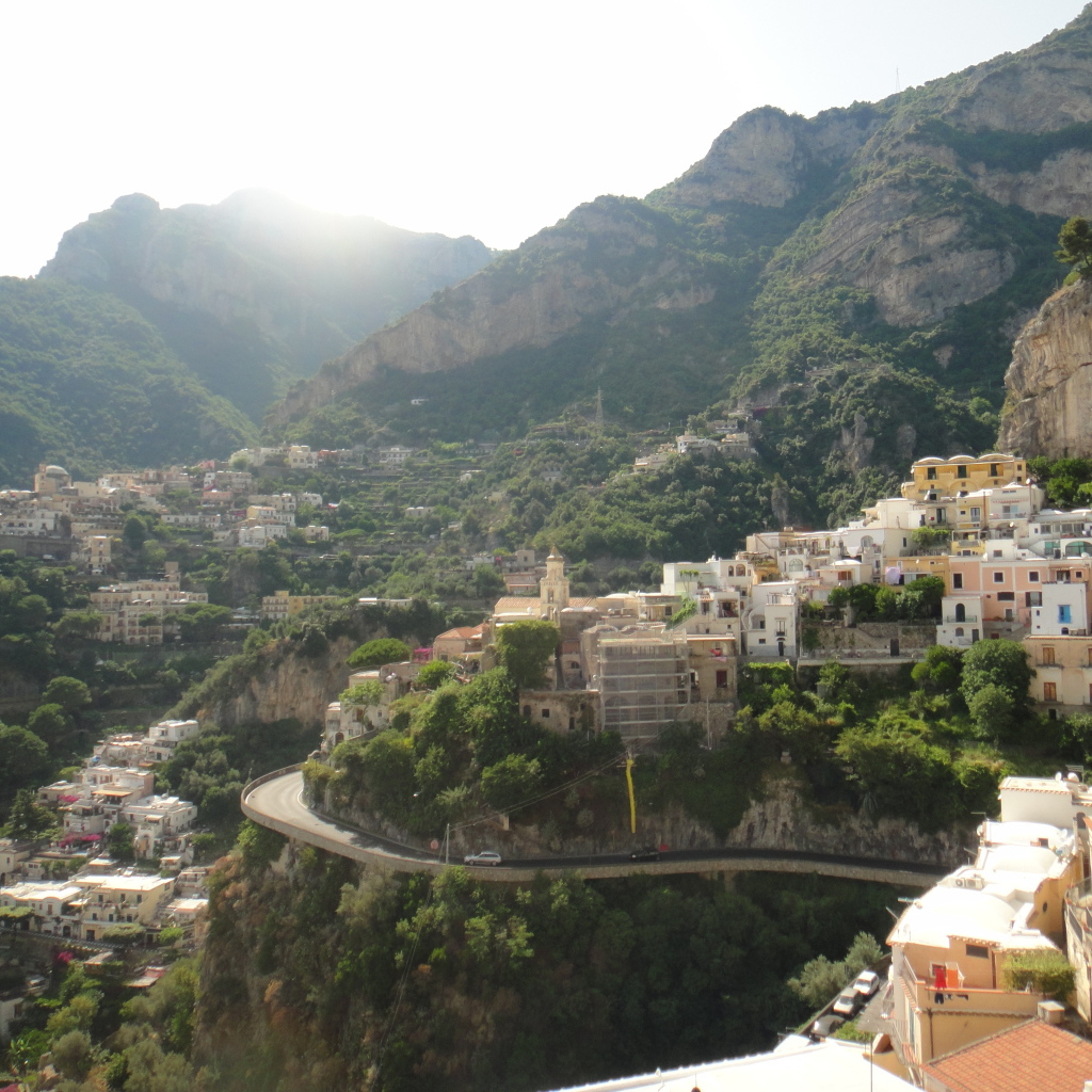 Горная дорога на курорте Позитано, Италия