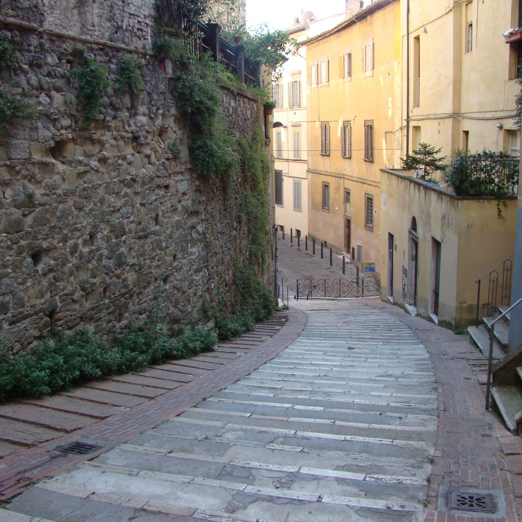 Узкие улочки в Перудже, Италия