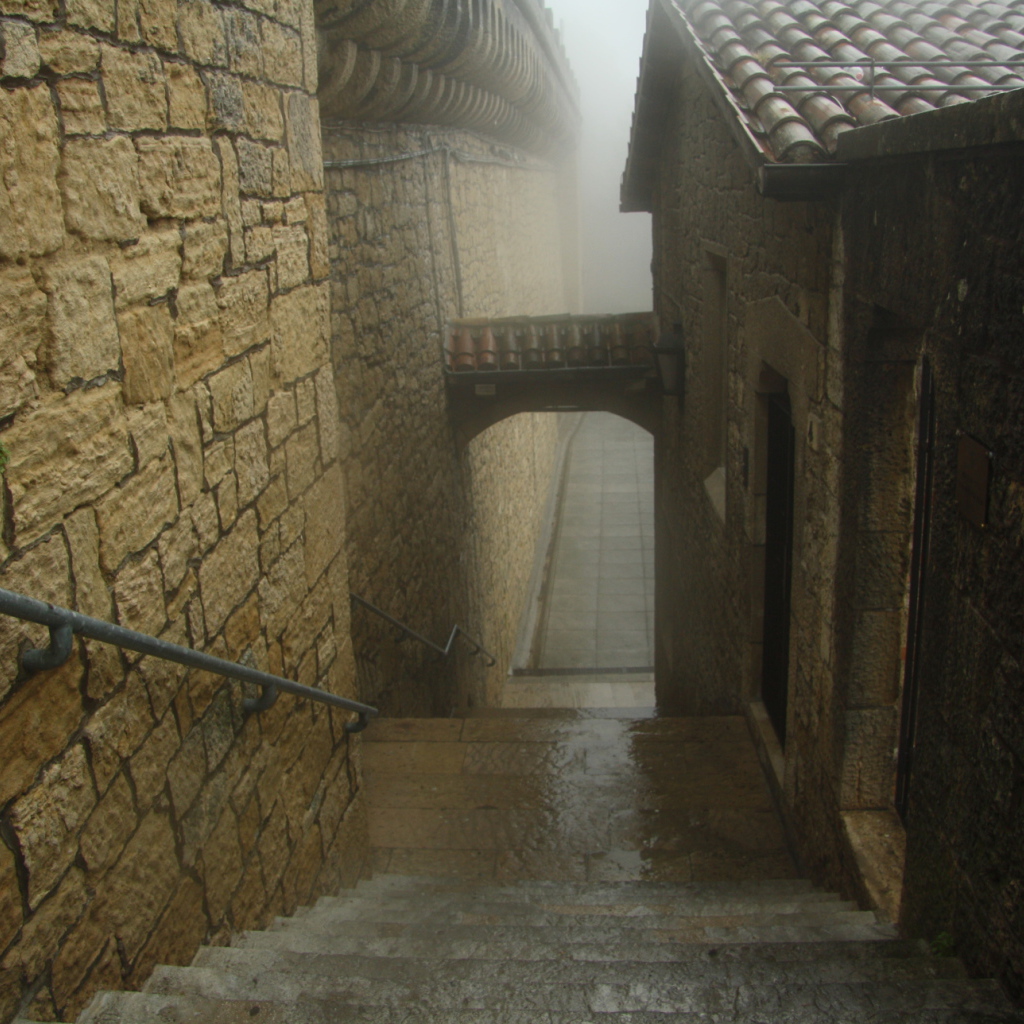 Узкие улочки в Сан Марино, Италия