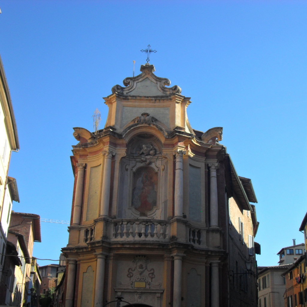 Узкие улочки в Сиене, Италия