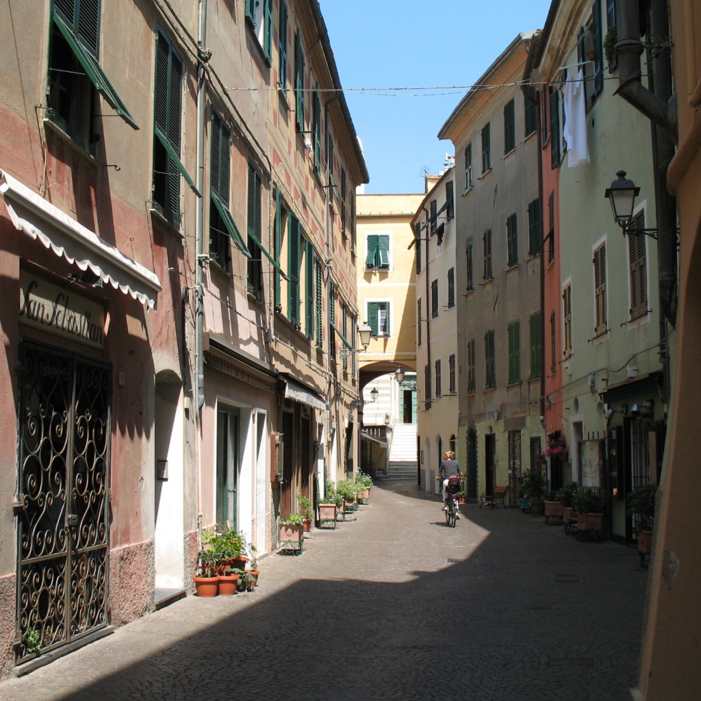 Узкие улочки на курорте Челле Лигуре, Италия