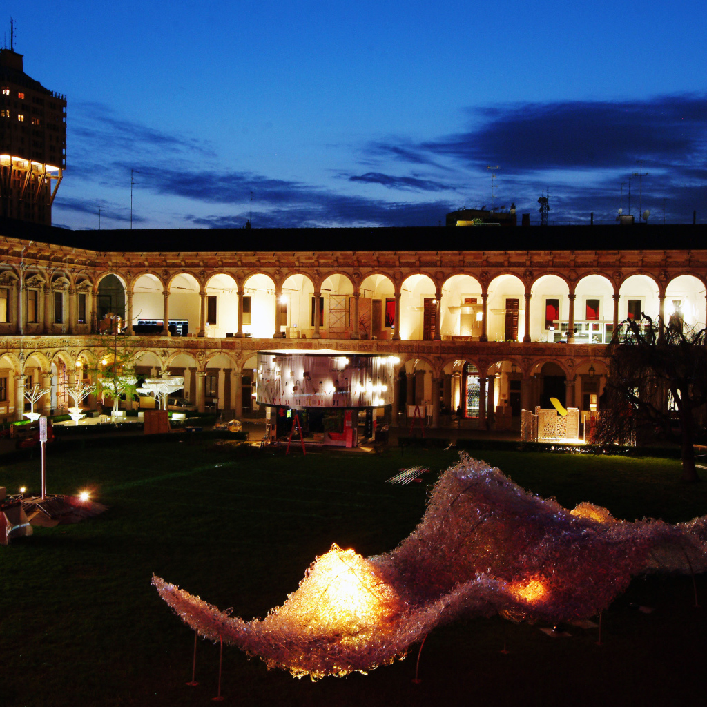 Ночная площадь в Милане, Италия