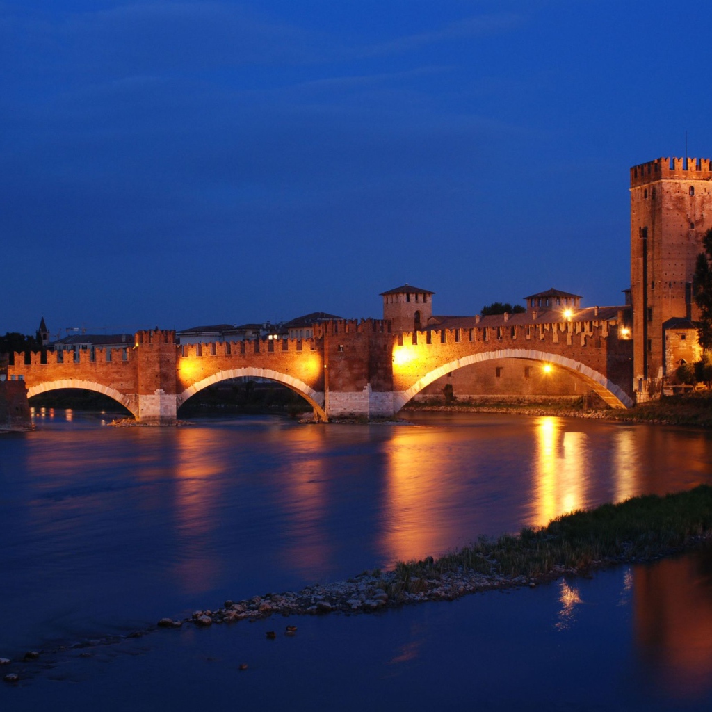 Ночной мост в Вероне, Италия