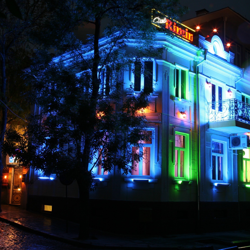 Ночная подсветка на курорте в Римини, Италия