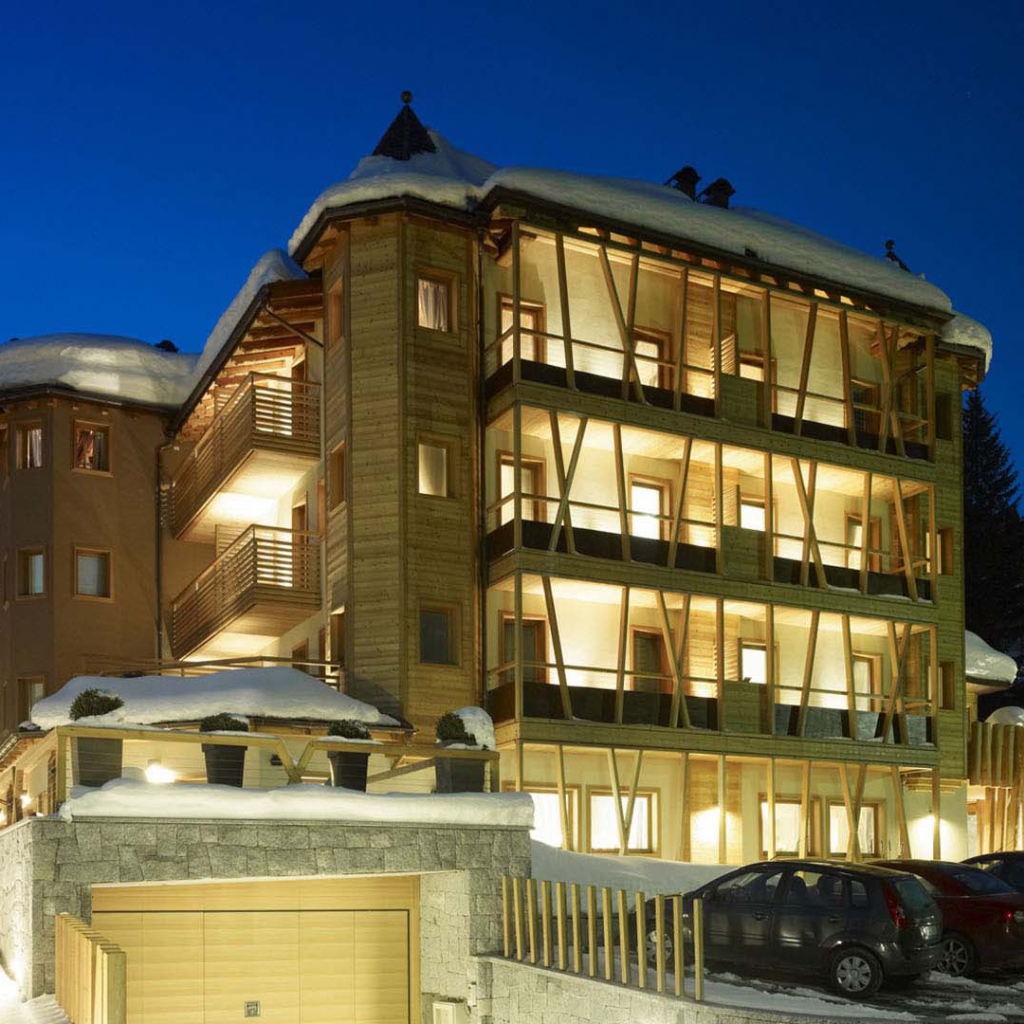 Ночные огни на горнолыжном курорте Мадонна ди Кампильо, Италия