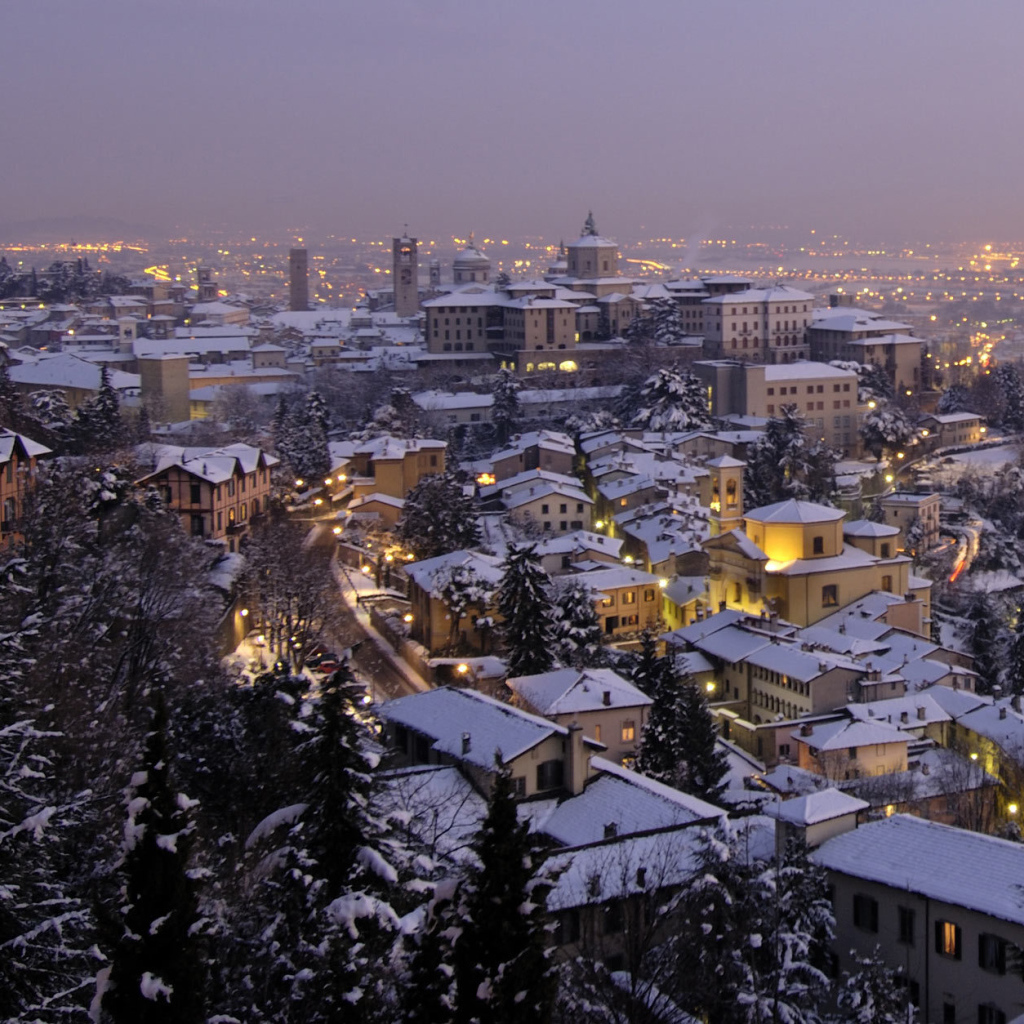 Ночные огни в Бергамо, Италия