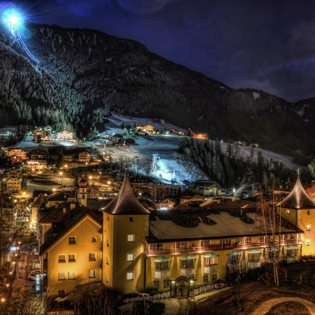 Ночные огни на курорте Ортизей, Италия