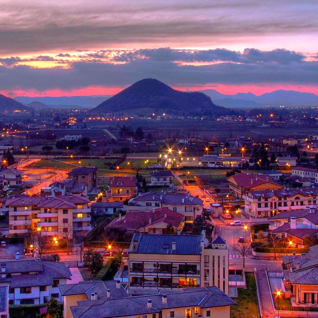 Ночные огни на курорте Абано Терме, Италия