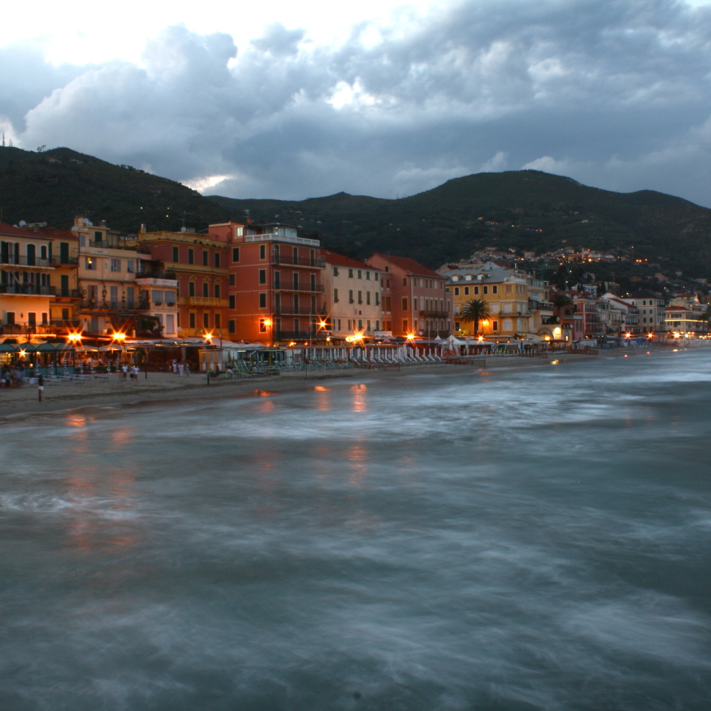 Ночные огни на курорте Алассио, Италия