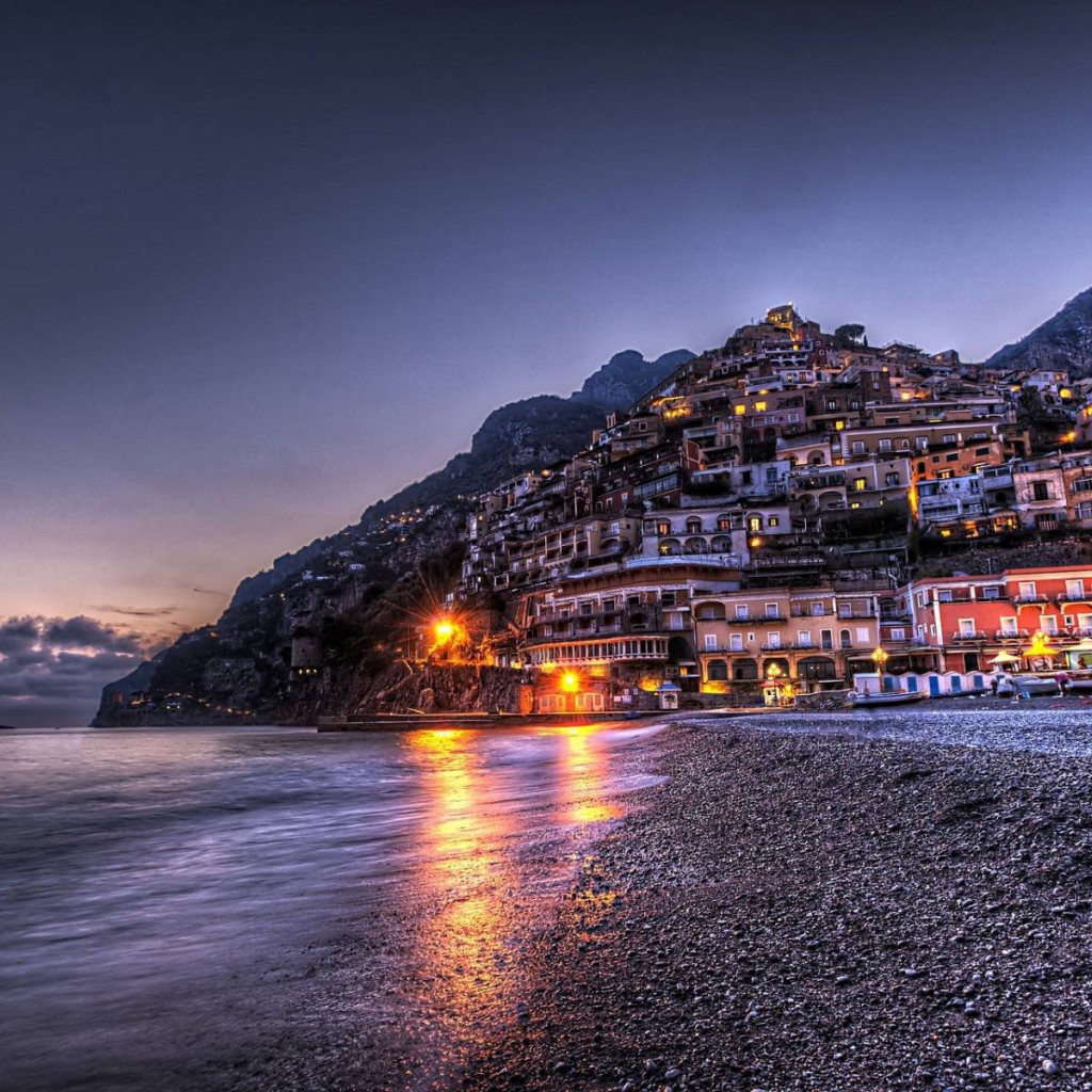 Ночные огни на курорте Позитано, Италия