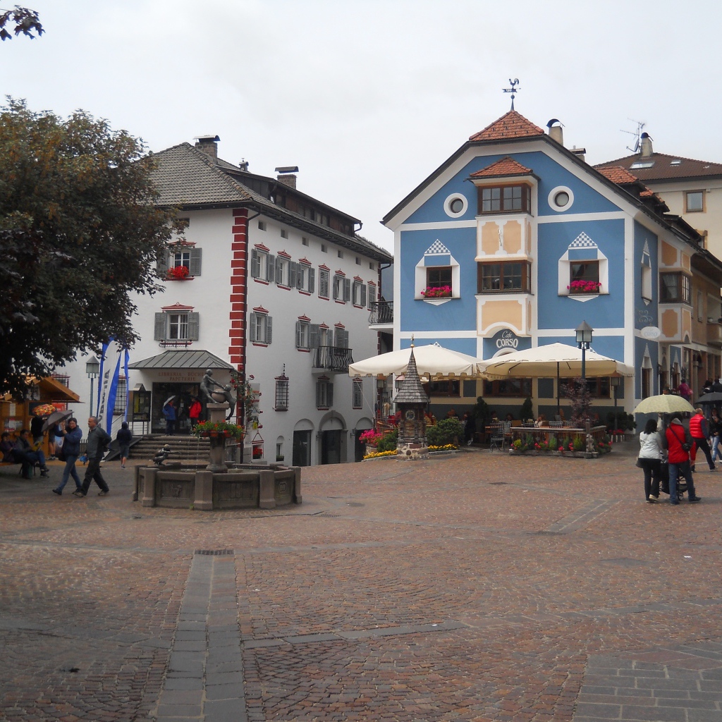 Старинные дома на курорте Ортизей, Италия