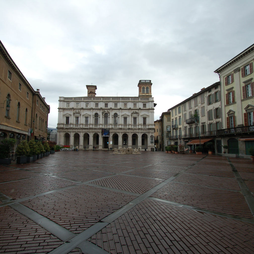 Дворец на площади в Бергамо, Италия