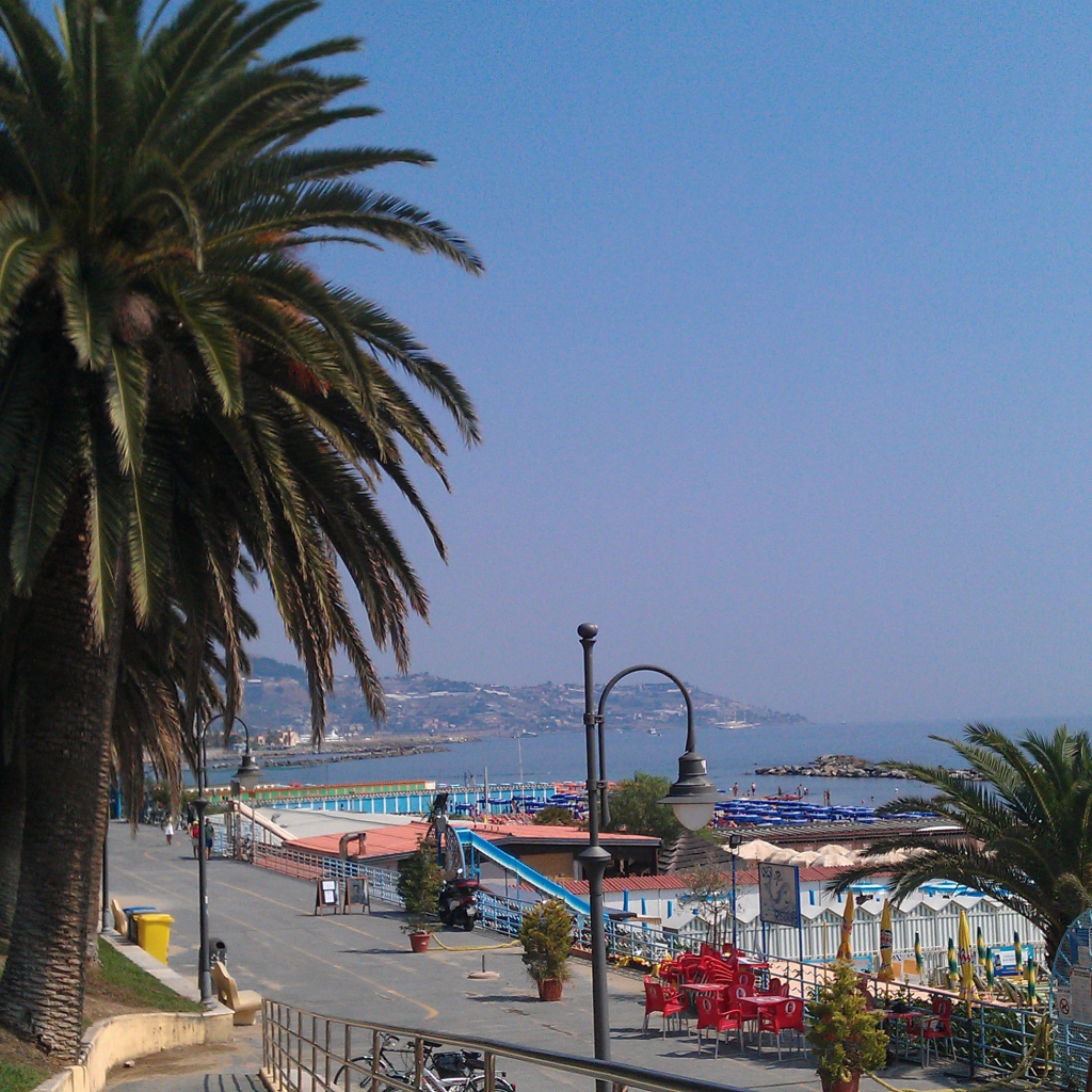 Пальмы на берегу в Сан Ремо, Италия