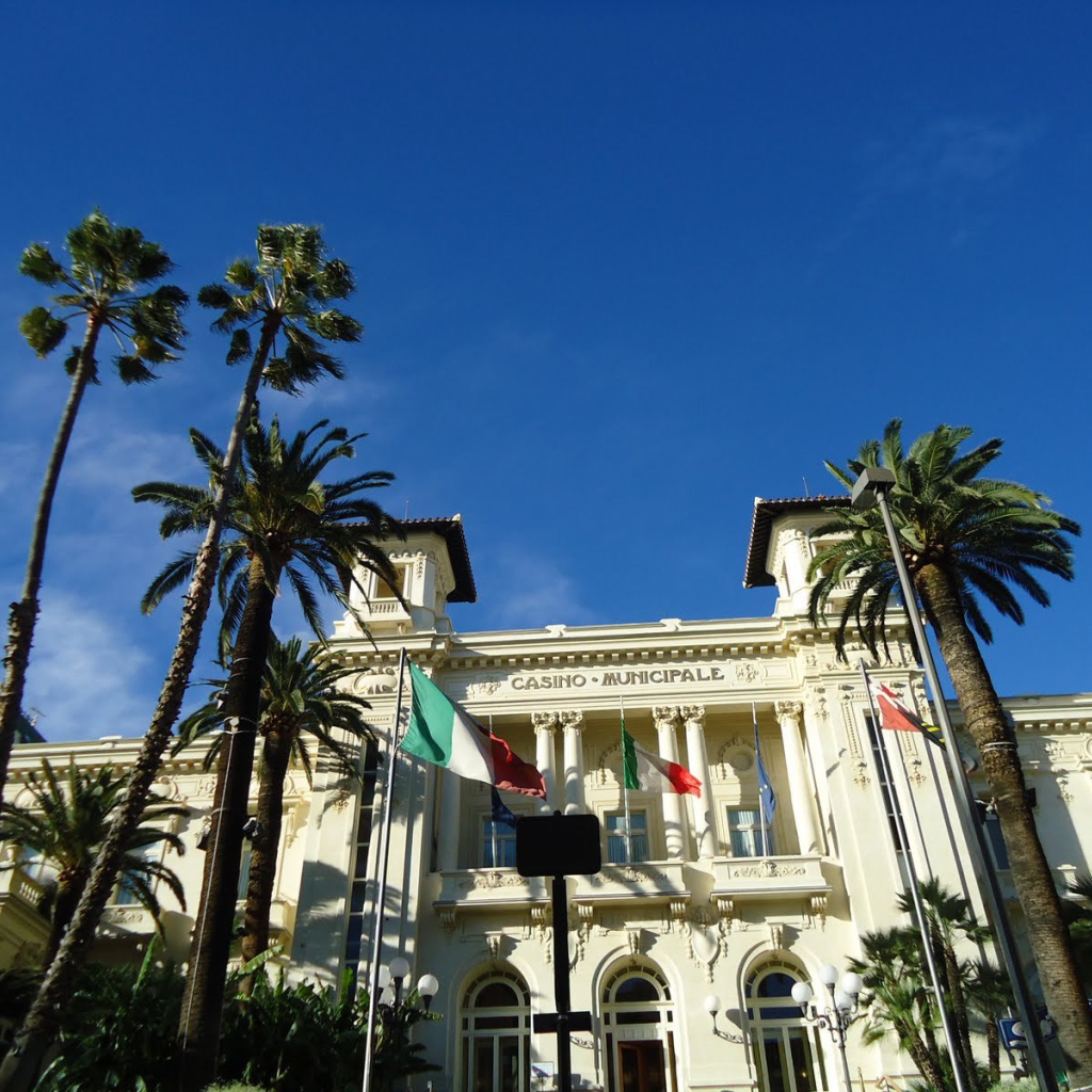 Пальмы у казино в Сан Ремо, Италия