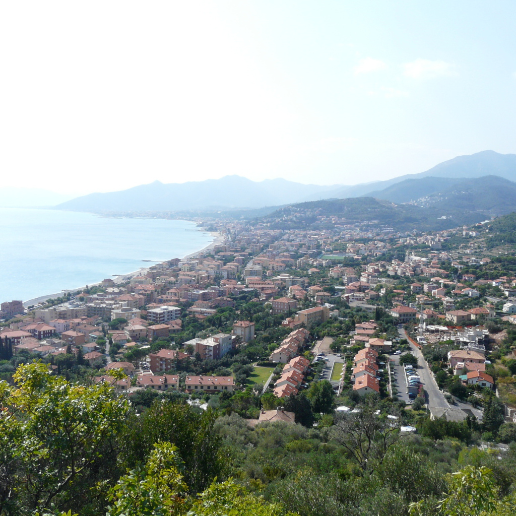 Панорама на курорте в Пьетра Лигуре, Италия