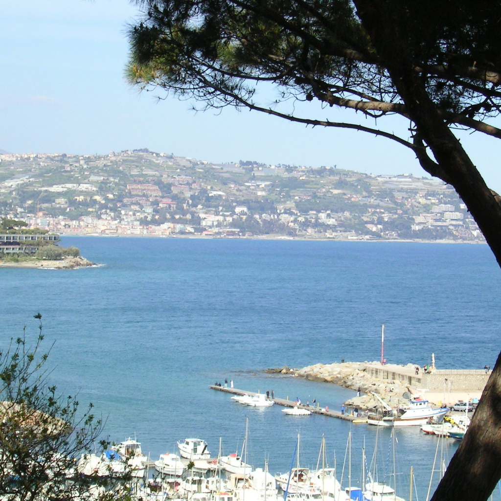 Панорама города на курорте Бордигера, Италия