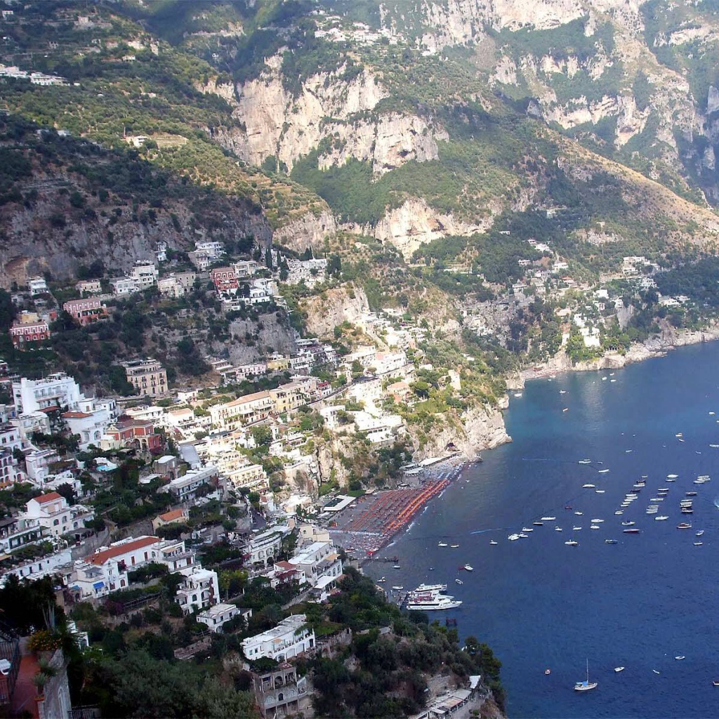 Панорама города на курорте Позитано, Италия