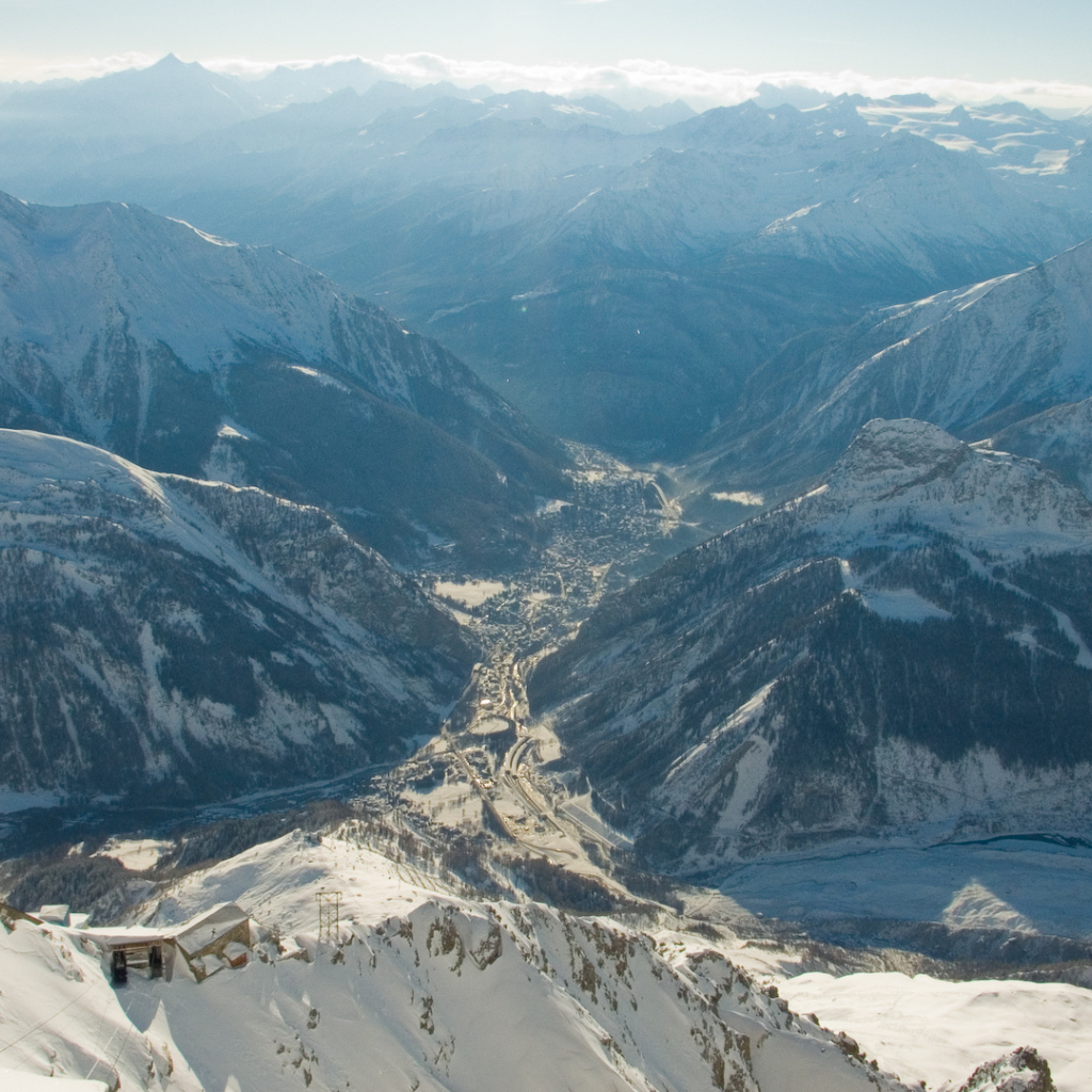Панорама города на горнолыжном курорте Курмайор, Италия