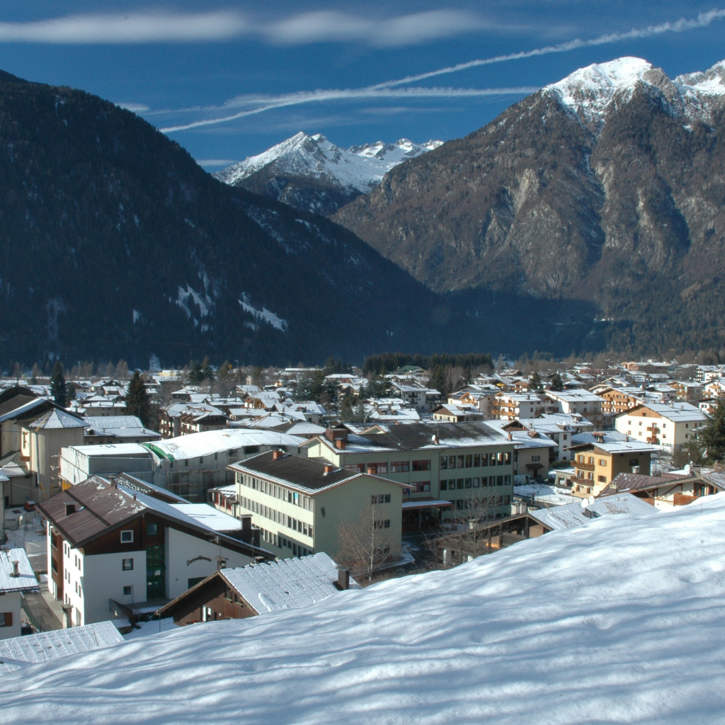 Панорама города на горнолыжном курорте Мадонна ди Кампильо, Италия