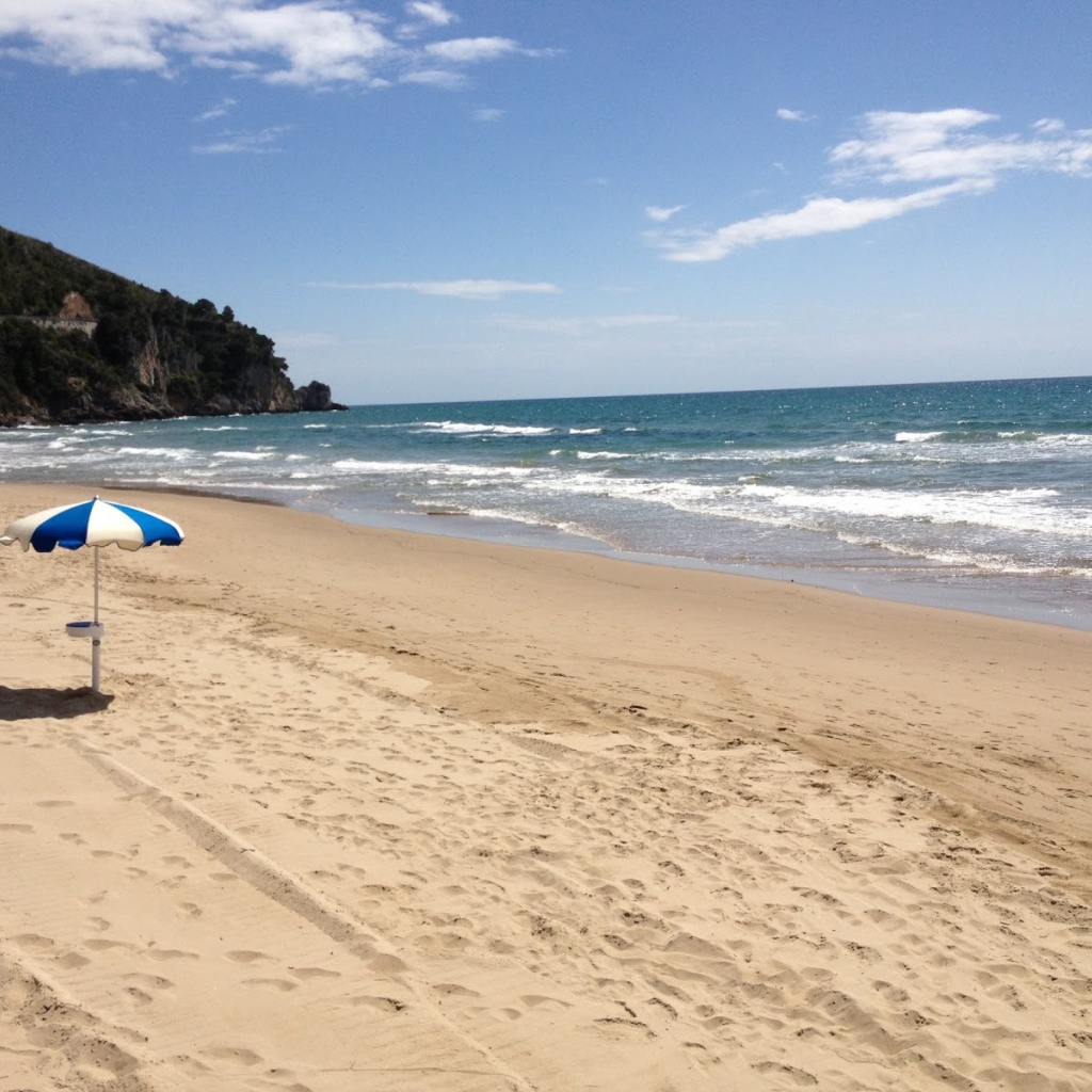 Пляжный зонт на пляже на курорте Сабаудия, Италия