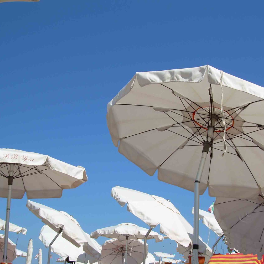 Пляжные зонтики на курорте Диано Марино, Италия